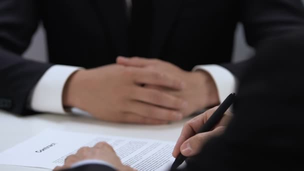 Dos socios de negocios estrechando la mano después de firmar el contrato, acuerdo exitoso
 - Metraje, vídeo