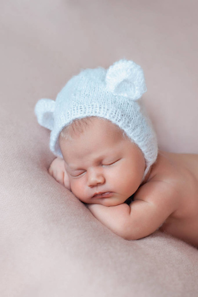 かわいい10日の新生児の女の子の肖像画は、耳でクマのボンネットを身に着けている. - 写真・画像