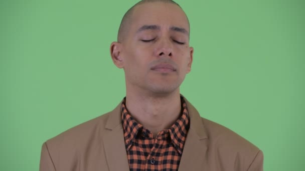 Rostro de estresado hombre de negocios calvo multiétnico con los ojos cerrados
 - Metraje, vídeo