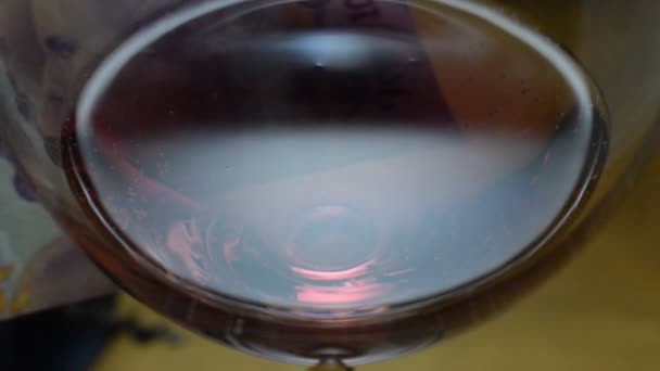 Ένα ποτήρι κόκκινο κρασί με το Πέσο Αργεντινής - Πλάνα, βίντεο