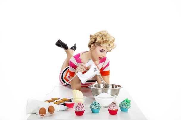 Girl prepares cupcake - Valokuva, kuva