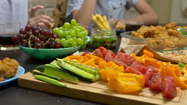 Η έννοια της οικογενειακής αναψυχής και των τροφίμων. ανθρώπους στο μεγάλο τραπέζι να τρώνε μαζί - Πλάνα, βίντεο