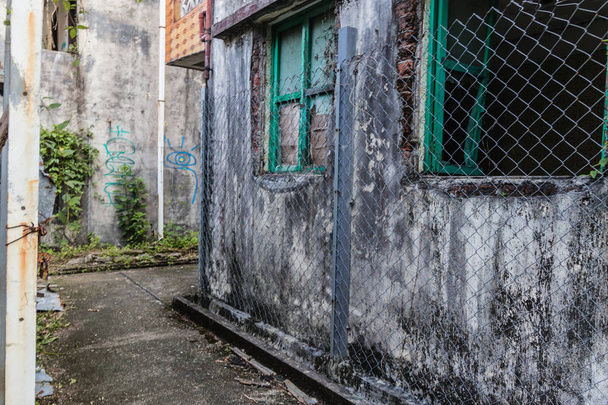 Una calle y casas abandonadas en el desalojado pueblo de pescadores Ma Wan, Hong Kong
 - Foto, imagen