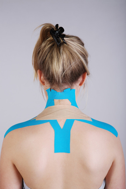 vrouwelijk lichaam met kinesio tape - Foto, afbeelding