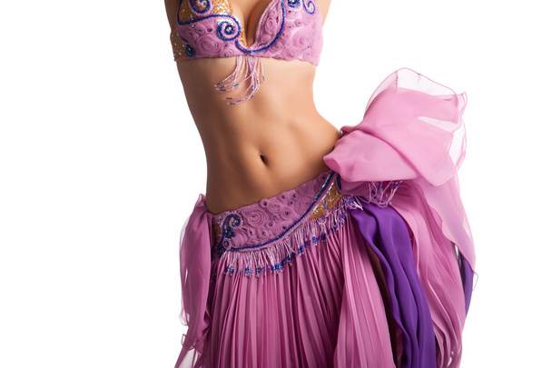 Bellydancer avec costume rose secouant ses hanches
 - Photo, image