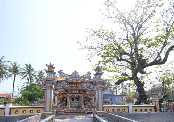 Древній будинок з складними різьбленими колонами кераміки є типовою культурою в Ке во культурного села, Хюе, В'єтнам. - Фото, зображення