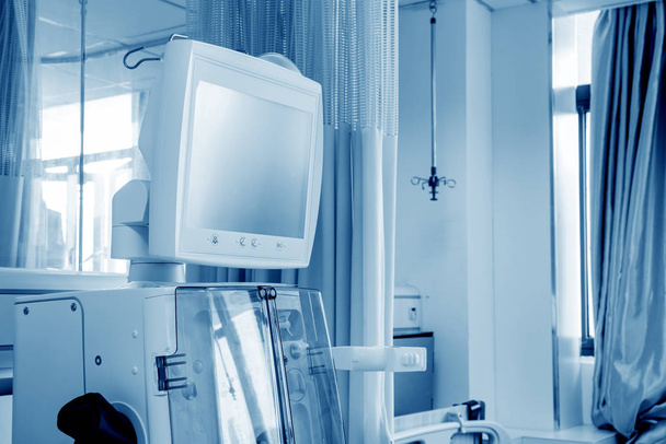 Máquina de hemodiálisis en una sala de hospital
. - Foto, Imagen