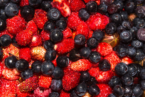 Bleuets et fraises vue du haut.Contexte des berries.Un mélange de bleuets et de fraises
. - Photo, image