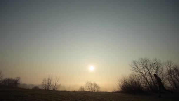 日の出の日没に対する朝のランニングマンのシルエット. - 映像、動画
