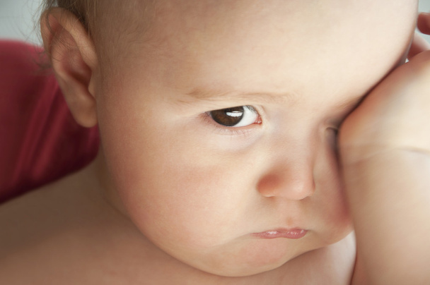 triest baby reinigt een hand tranen - Foto, afbeelding