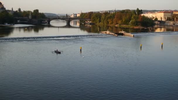 4K-piękny widok na most nad rzeką w Pradze, w zwolnionym tempie - Materiał filmowy, wideo