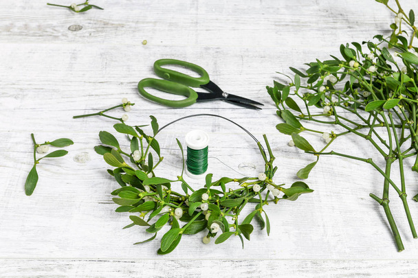 Florist at work: how to make mistletoe door wreath tutorial. - Foto, Imagen