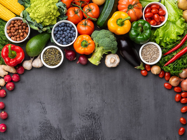 Gesunde Ernährung: frisches Gemüse, Obst und Superfood. Ernährung, Ernährung, veganes Ernährungskonzept. Konkreter Hintergrund - Foto, Bild