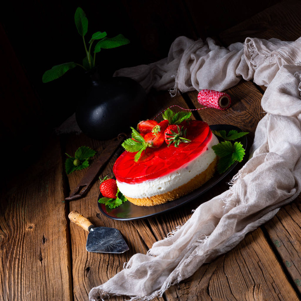 delicious cream quark pie with strawberries - Foto, imagen