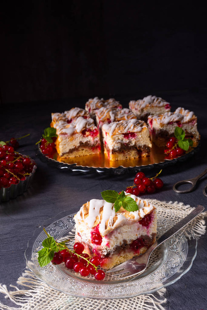 Cheese cake with meringue and red currants - Zdjęcie, obraz