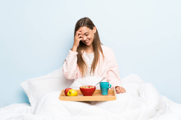 Młoda kobieta w szlafroku ze śniadaniem śmiechem - Zdjęcie, obraz