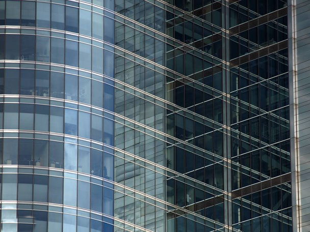 İş merkezindeki yeni ofis binası. Çelikten ve camdan yapılmış mavi gökyüzü.  - Fotoğraf, Görsel