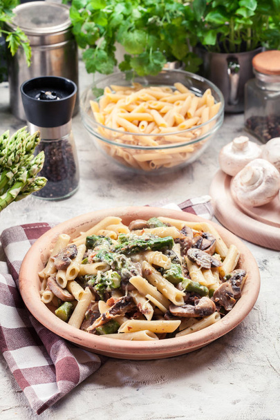 Penne pasta with asparagus and mushroom - Foto, Imagem