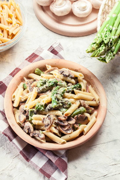 Penne pasta with asparagus and mushroom - Fotoğraf, Görsel