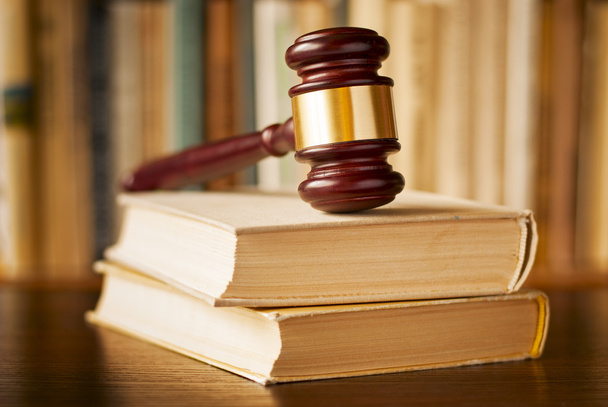 Libros de leyes con un mazo de jueces
 - Foto, Imagen