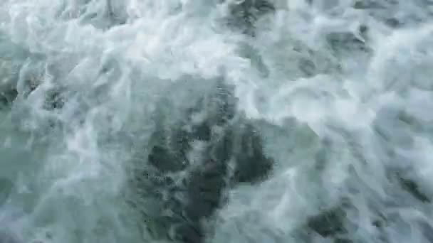 Statek wycieczkowy pozostawia szlak w morzu-zbliżenie  - Materiał filmowy, wideo