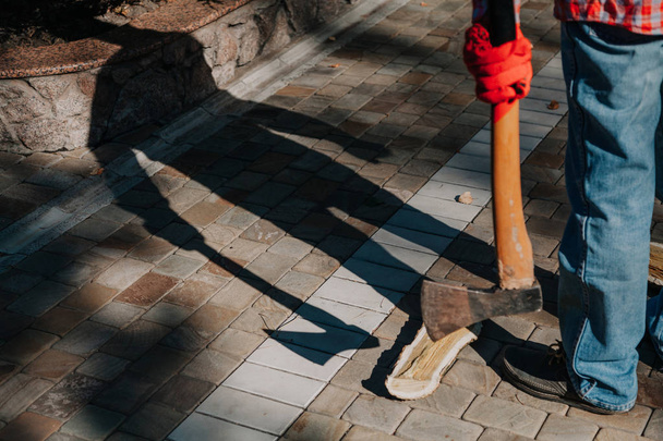 Ο άνθρωπος με το τσεκούρι δίνει δυσοίωνη σκιά - Φωτογραφία, εικόνα