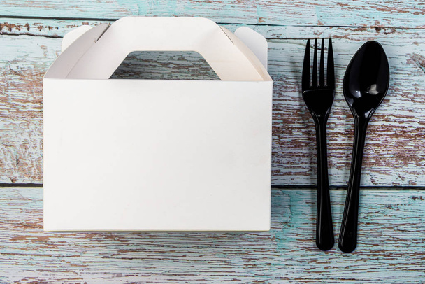 Λευκό χαρτόνι φαστ φουντ κουτί, συσκευασία για μεσημεριανό γεύμα με πλαστική ύλη  - Φωτογραφία, εικόνα