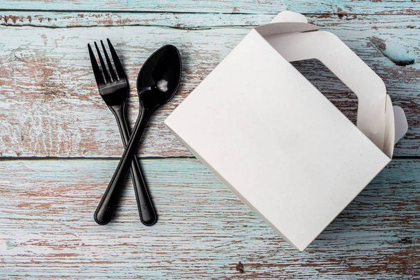 Caja de comida rápida de cartón blanco, embalaje para el almuerzo con plástico
  - Foto, imagen