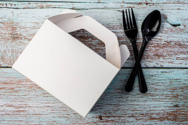 Caja de comida rápida de cartón blanco, embalaje para el almuerzo con plástico
  - Foto, imagen
