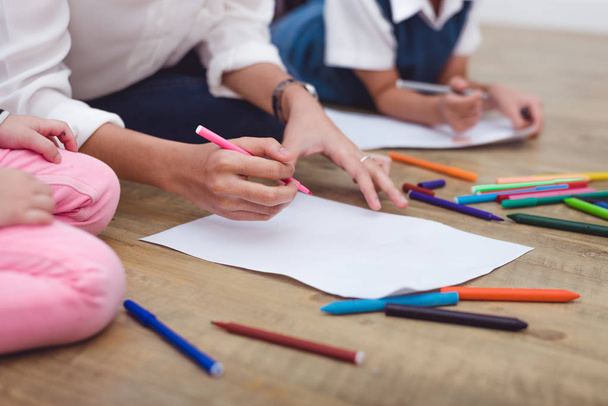 Close-up moeder en kleine kinderen tekenen cartoon in Art class  - Foto, afbeelding