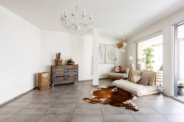 Сучасна вітальня з мармуровою плиткою, білими стінами і стильним фу
 - Фото, зображення