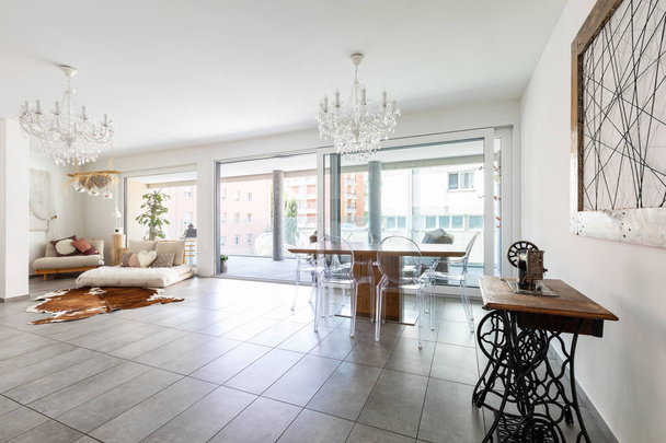 Sala de estar moderna com telhas de mármore, paredes brancas e fu elegante
 - Foto, Imagem
