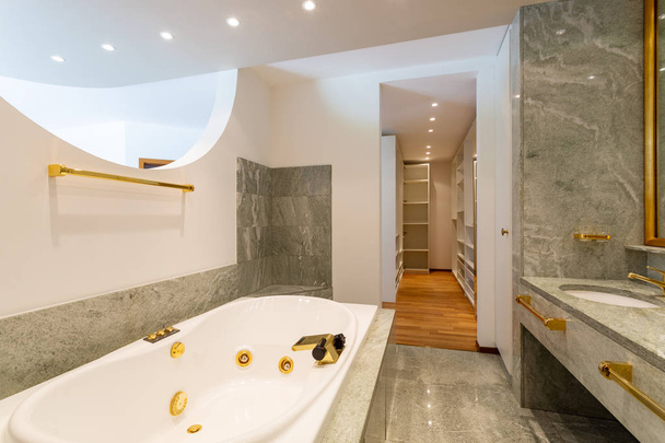 Luxus fürdőszoba nagy hidromasszázs, zöld márvány és arany s - Fotó, kép