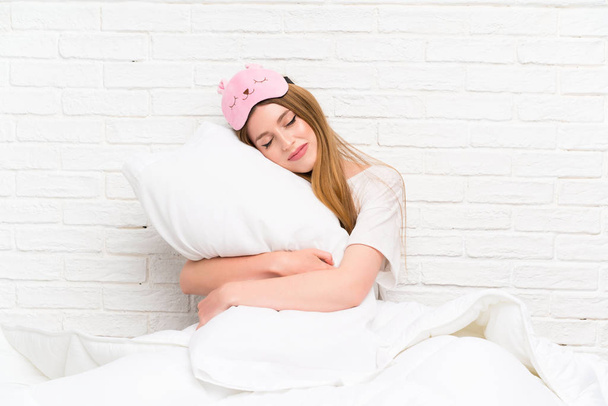 junge Frau im Morgenmantel im Bett - Foto, Bild