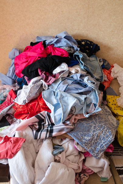 Evde kanepeye dağılmış giysilerin ön görünümü - Fotoğraf, Görsel