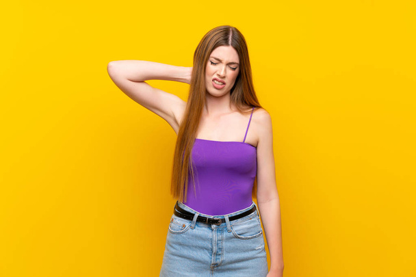 Giovane donna su sfondo giallo isolato con mal di collo
 - Foto, immagini