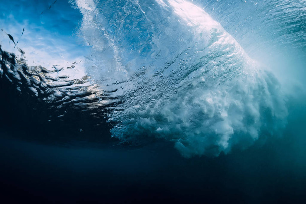 バレル ウェーブ水中気泡と太陽の光。水中の海 - 写真・画像