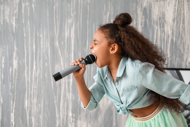Grunge duvara karşı Küçük Afrikalı-Amerikalı şarkıcı - Fotoğraf, Görsel