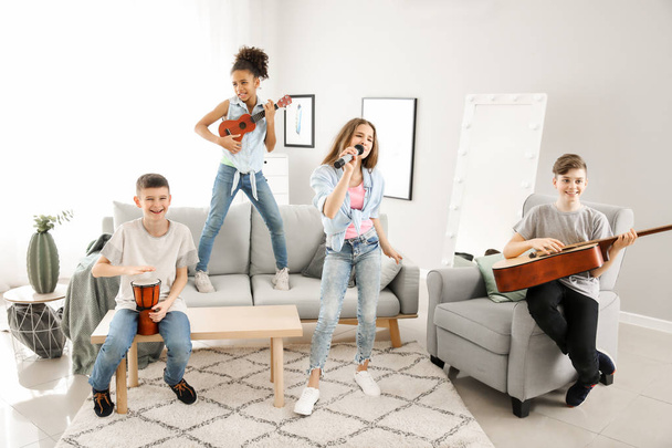 Adolescentes músicos tocando e cantando em casa
 - Foto, Imagem
