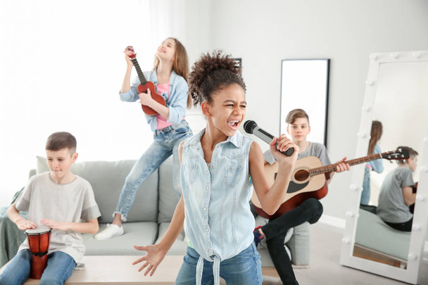 Adolescentes músicos tocando e cantando em casa
 - Foto, Imagem