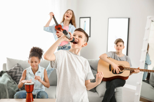 Tiener muzikanten spelen en zingen thuis - Foto, afbeelding