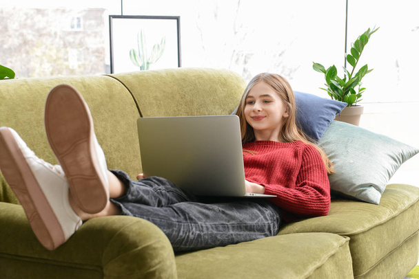 Carino ragazza adolescente con computer portatile a casa
 - Foto, immagini