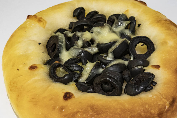  mini pizza oliiveja ja juustoa aamiaiseksi
 - Valokuva, kuva