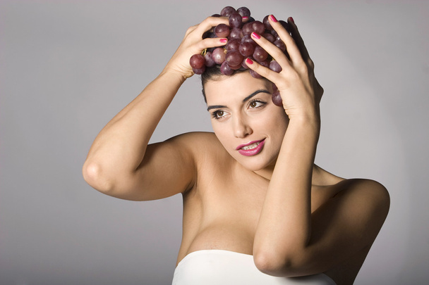 Жінка тримає червоний виноград
 - Фото, зображення