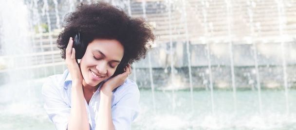 Güzel mutlu Afro Amerikan Genç kadın dinleme müzik - Fotoğraf, Görsel
