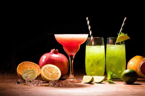 βαμμένα κόκκινα και πράσινα αλκοολούχα ποτά σε ποτήρια κοκτέιλ κοντά στα φρούτα σε μαύρο  - Φωτογραφία, εικόνα
