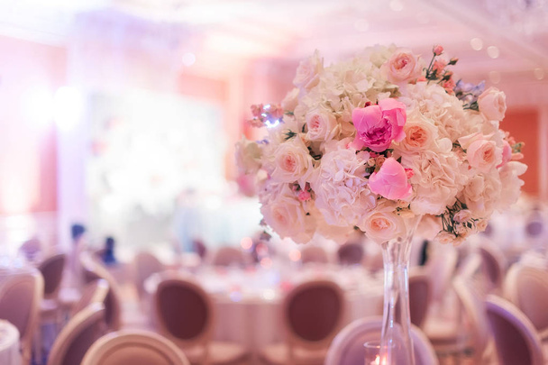 çiçeklerle düğün decrotaions. yumuşak odaklı resim - Fotoğraf, Görsel