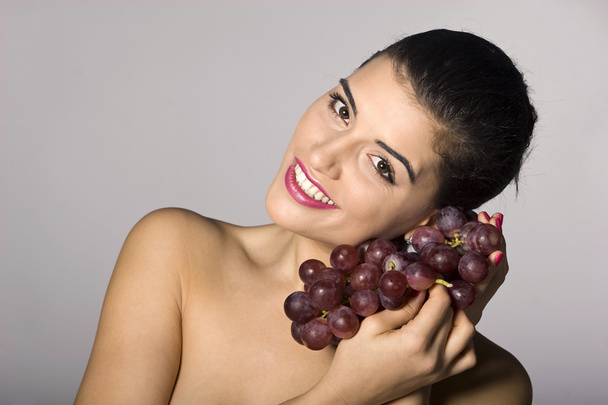Woman holding red grapes - Fotoğraf, Görsel