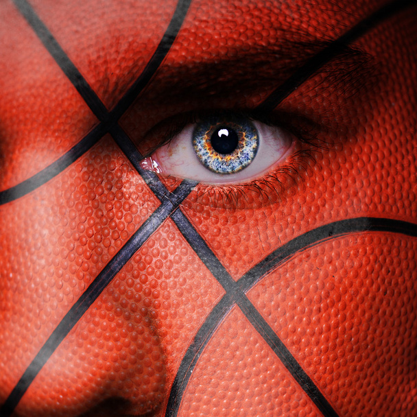 Basketballmuster im Gesicht des wütenden Mannes - Foto, Bild