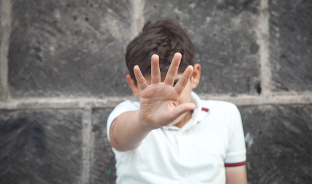 Kaukasische jongen tonen stop gebaar. - Foto, afbeelding